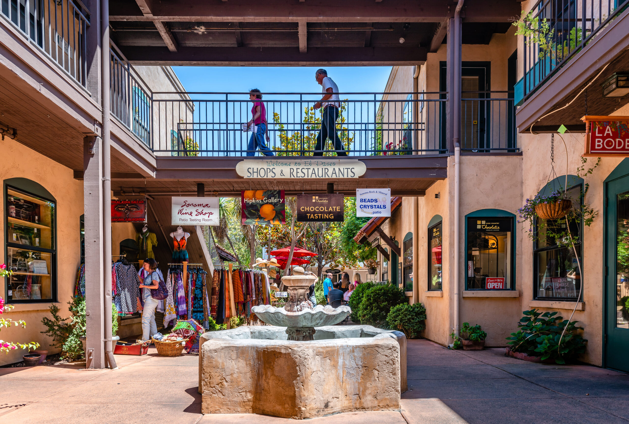 The courtyard of El Paseo de Sonoma, a shopping centre in Sonoma, CA located off the historic plaza.
